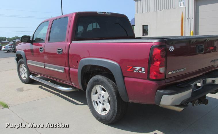 image for item EH9760 2005 Chevrolet Silverado 1500 Z71 Crew Cab pickup truck