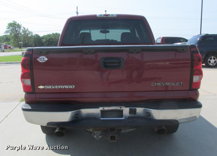 image for item EH9760 2005 Chevrolet Silverado 1500 Z71 Crew Cab pickup truck