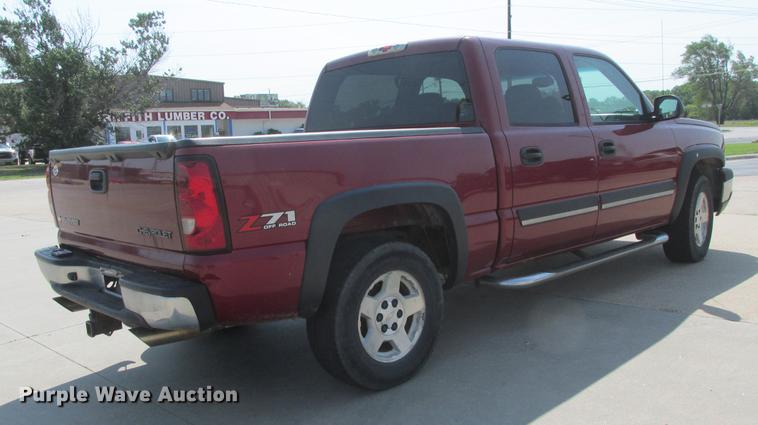 image for item EH9760 2005 Chevrolet Silverado 1500 Z71 Crew Cab pickup truck