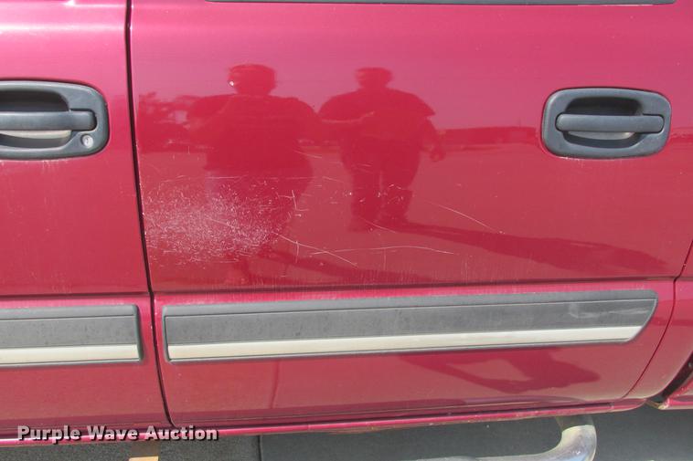 image for item EH9760 2005 Chevrolet Silverado 1500 Z71 Crew Cab pickup truck