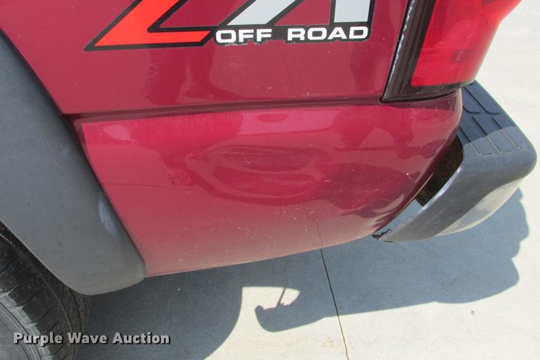 image for item EH9760 2005 Chevrolet Silverado 1500 Z71 Crew Cab pickup truck