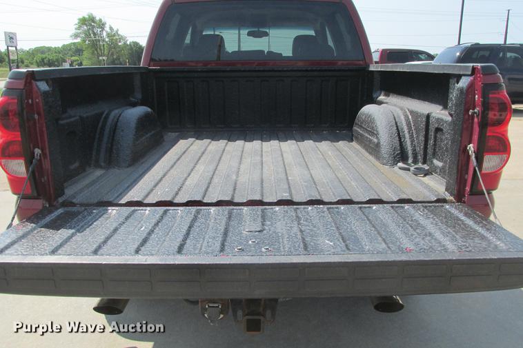 image for item EH9760 2005 Chevrolet Silverado 1500 Z71 Crew Cab pickup truck