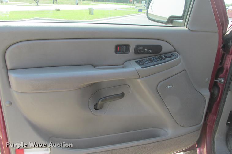 image for item EH9760 2005 Chevrolet Silverado 1500 Z71 Crew Cab pickup truck