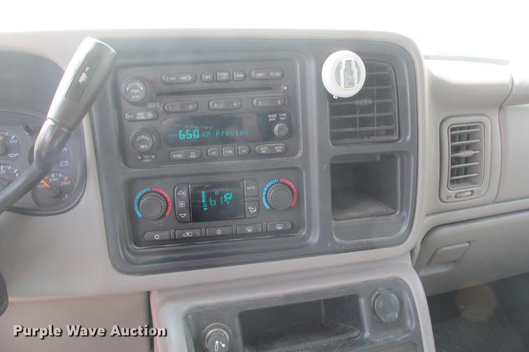 image for item EH9760 2005 Chevrolet Silverado 1500 Z71 Crew Cab pickup truck