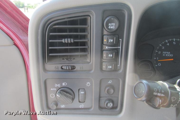 image for item EH9760 2005 Chevrolet Silverado 1500 Z71 Crew Cab pickup truck