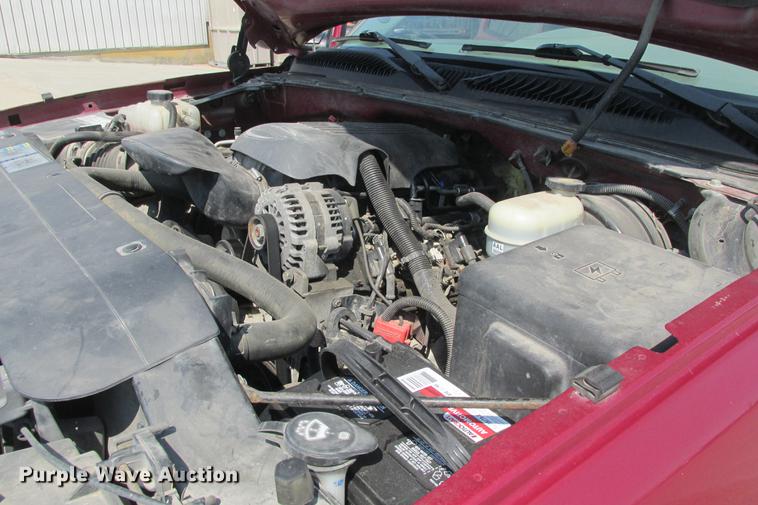 image for item EH9760 2005 Chevrolet Silverado 1500 Z71 Crew Cab pickup truck