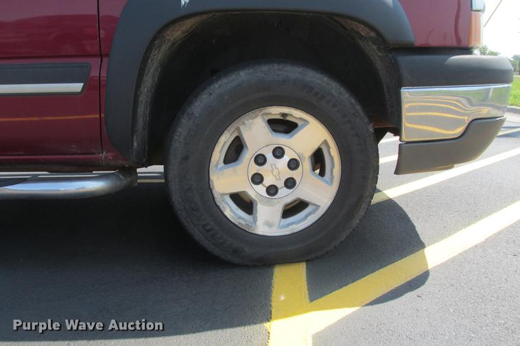 image for item EH9760 2005 Chevrolet Silverado 1500 Z71 Crew Cab pickup truck