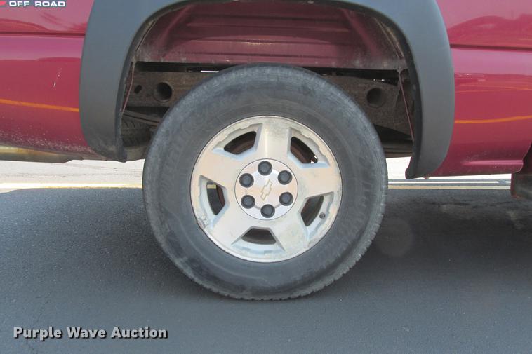 image for item EH9760 2005 Chevrolet Silverado 1500 Z71 Crew Cab pickup truck