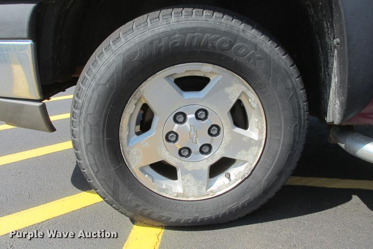 image for item EH9760 2005 Chevrolet Silverado 1500 Z71 Crew Cab pickup truck