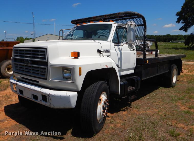image for item EI9207 1991 Ford F800 flatbed truck with crane