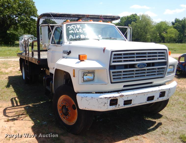 image for item EI9207 1991 Ford F800 flatbed truck with crane