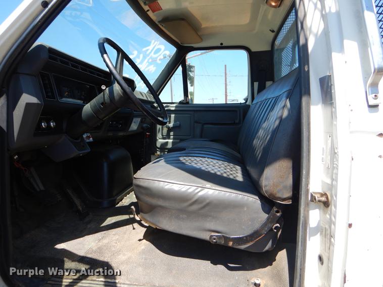 image for item EI9207 1991 Ford F800 flatbed truck with crane