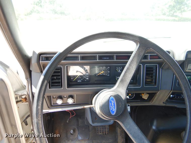 image for item EI9207 1991 Ford F800 flatbed truck with crane