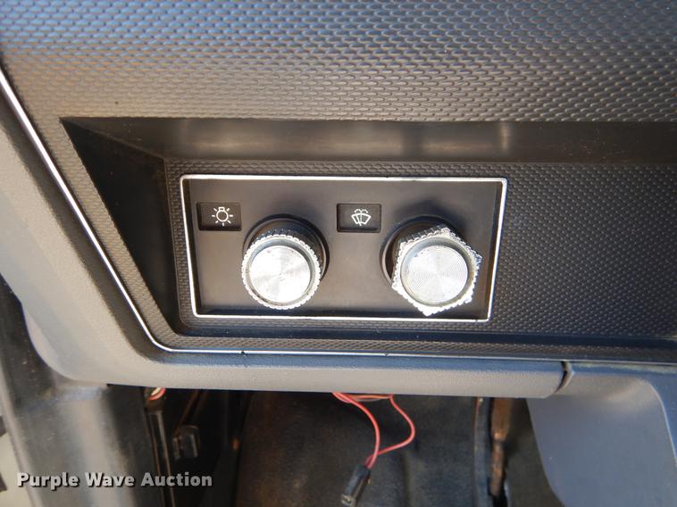 image for item EI9207 1991 Ford F800 flatbed truck with crane