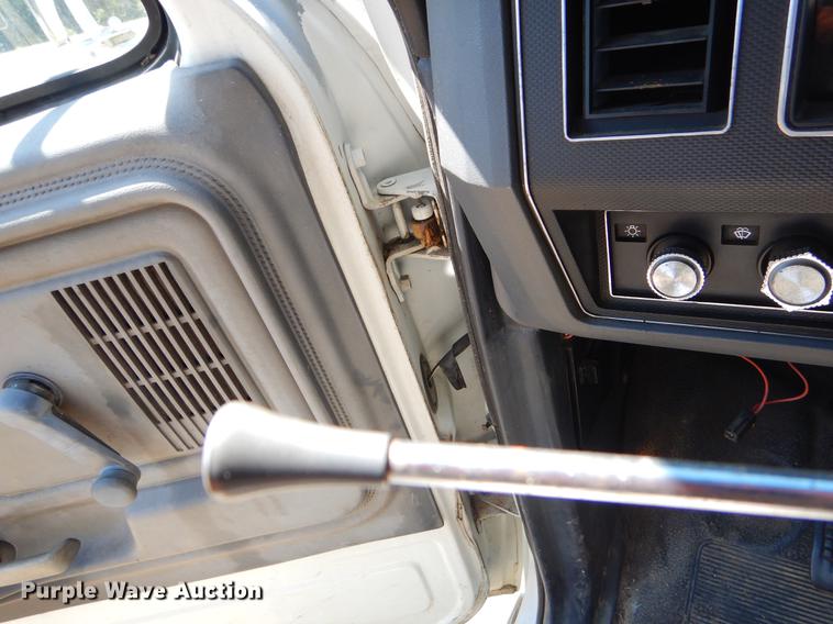 image for item EI9207 1991 Ford F800 flatbed truck with crane