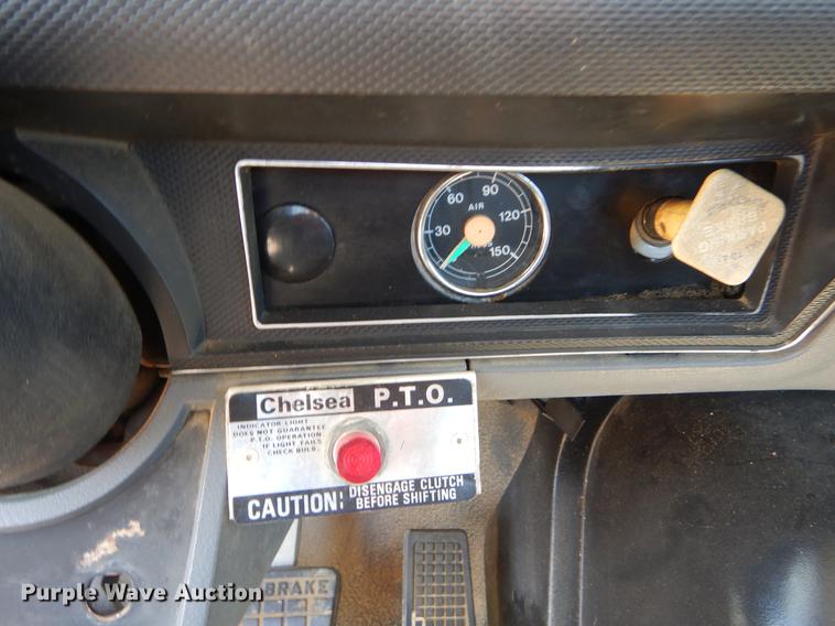 image for item EI9207 1991 Ford F800 flatbed truck with crane