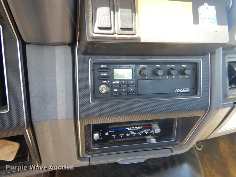 image for item EI9207 1991 Ford F800 flatbed truck with crane