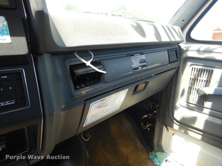 image for item EI9207 1991 Ford F800 flatbed truck with crane