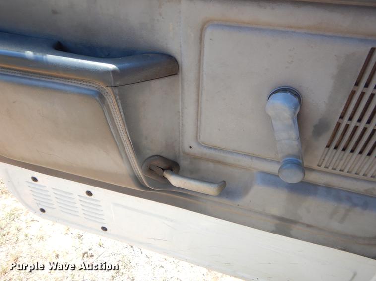 image for item EI9207 1991 Ford F800 flatbed truck with crane