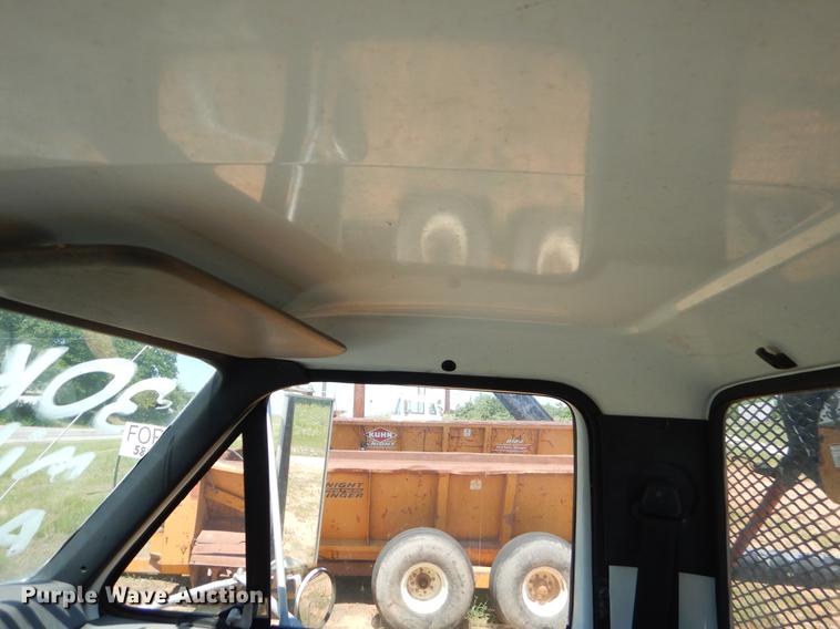 image for item EI9207 1991 Ford F800 flatbed truck with crane