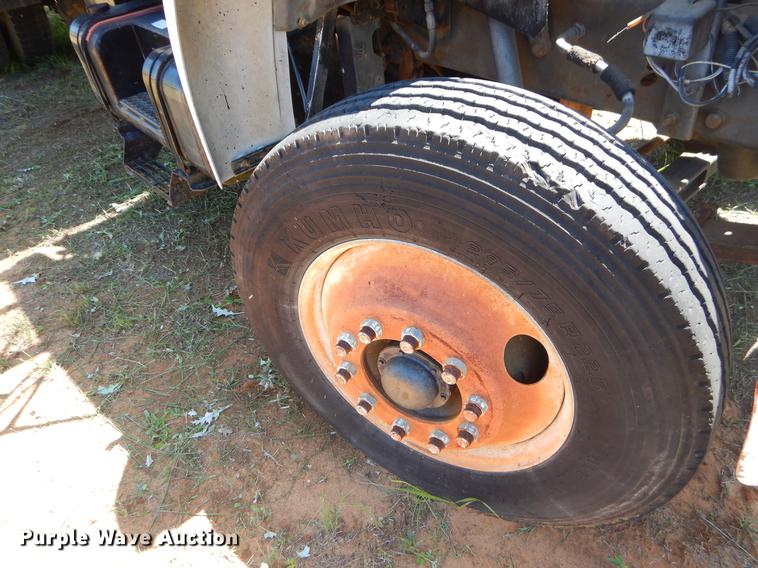 image for item EI9207 1991 Ford F800 flatbed truck with crane