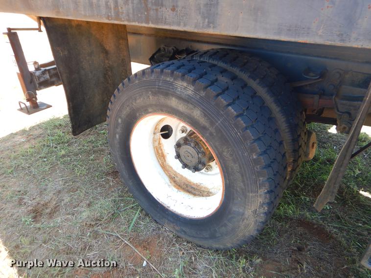 image for item EI9207 1991 Ford F800 flatbed truck with crane