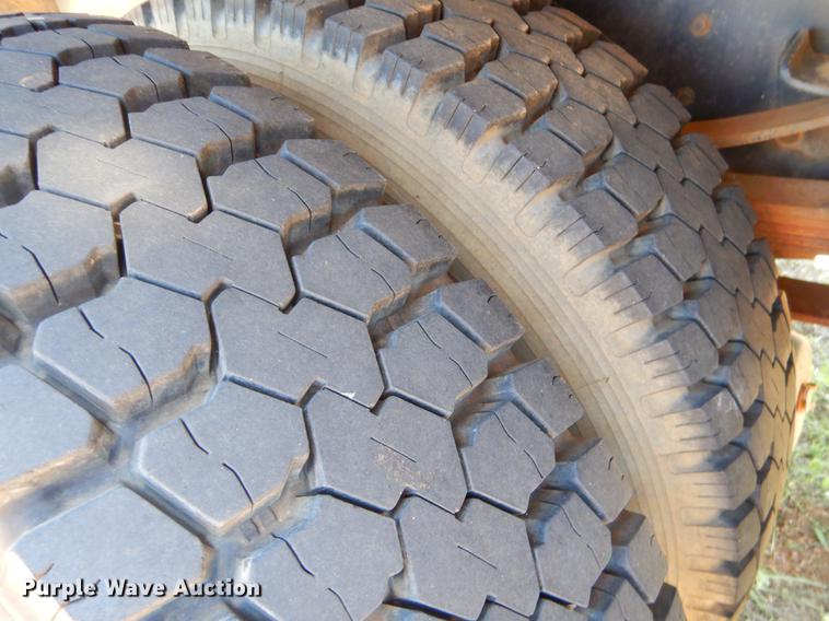 image for item EI9207 1991 Ford F800 flatbed truck with crane