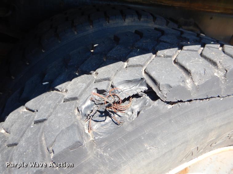 image for item EI9207 1991 Ford F800 flatbed truck with crane