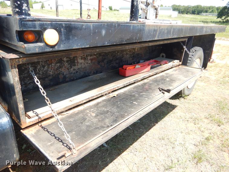 image for item EI9207 1991 Ford F800 flatbed truck with crane
