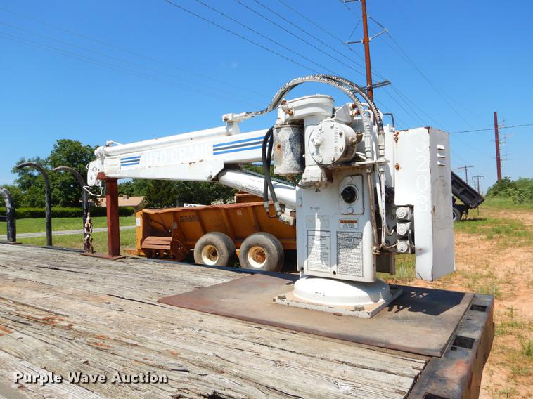 image for item EI9207 1991 Ford F800 flatbed truck with crane