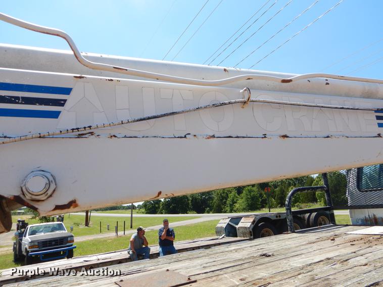 image for item EI9207 1991 Ford F800 flatbed truck with crane