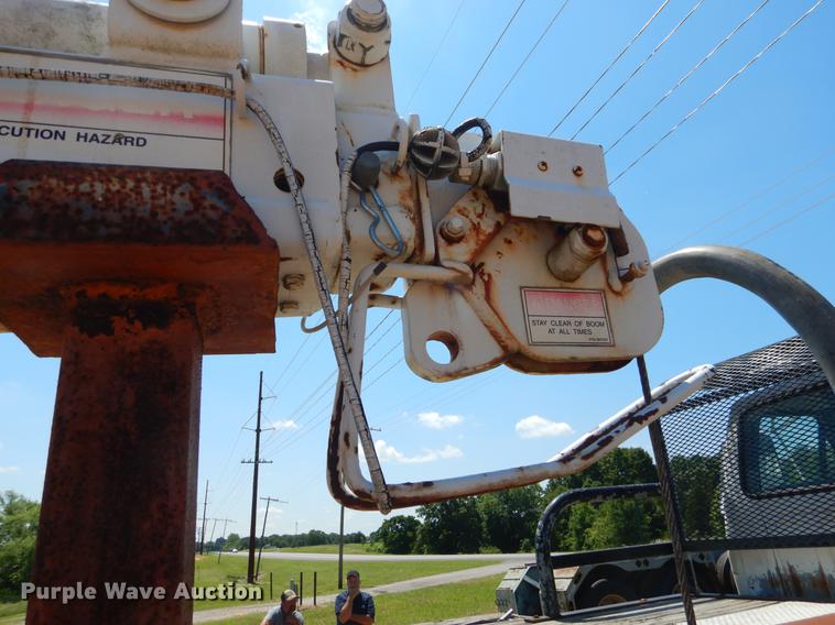 image for item EI9207 1991 Ford F800 flatbed truck with crane