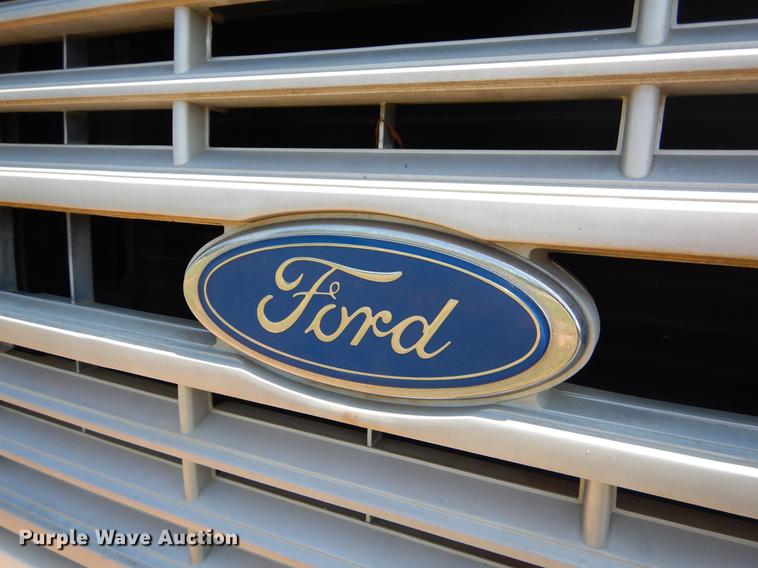 image for item EI9207 1991 Ford F800 flatbed truck with crane