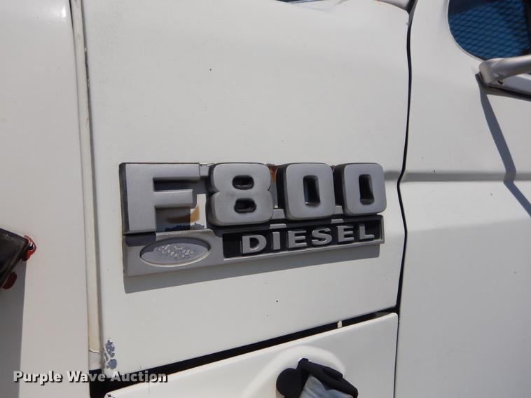 image for item EI9207 1991 Ford F800 flatbed truck with crane