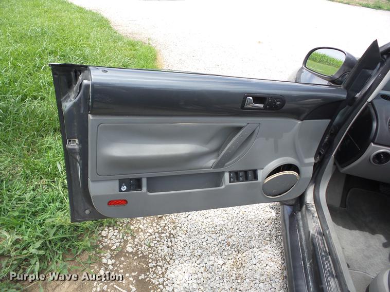 image for item EI9829 2004 Volkswagen New Beetle convertible