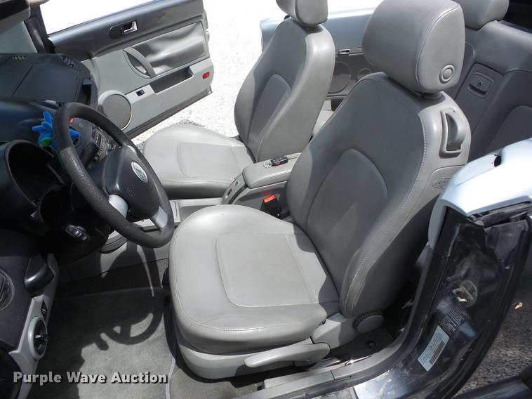 image for item EI9829 2004 Volkswagen New Beetle convertible