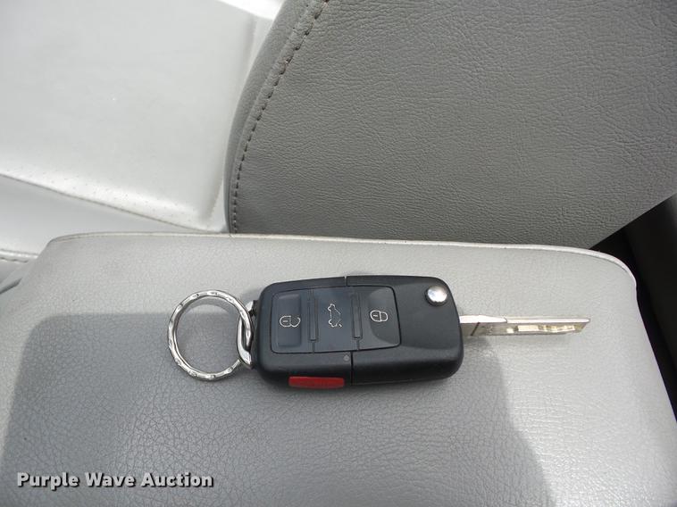 image for item EI9829 2004 Volkswagen New Beetle convertible