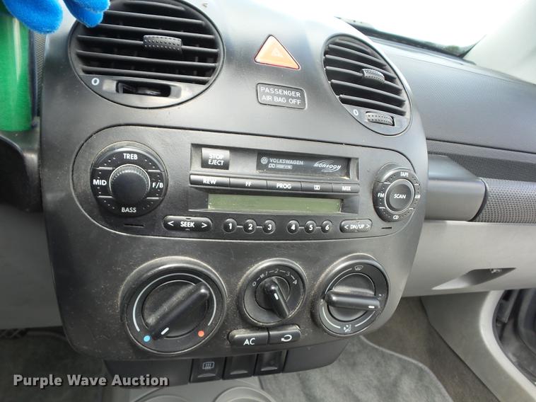 image for item EI9829 2004 Volkswagen New Beetle convertible