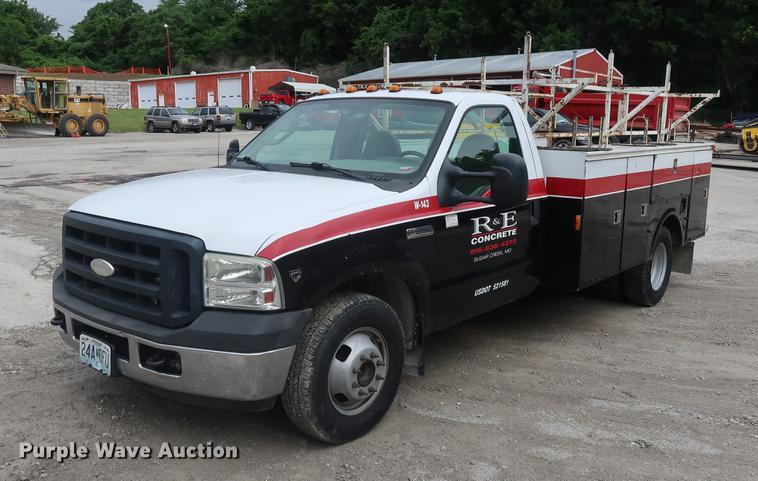 image for item EP9465 2007 Ford F350 Super Duty utility bed pickup truck