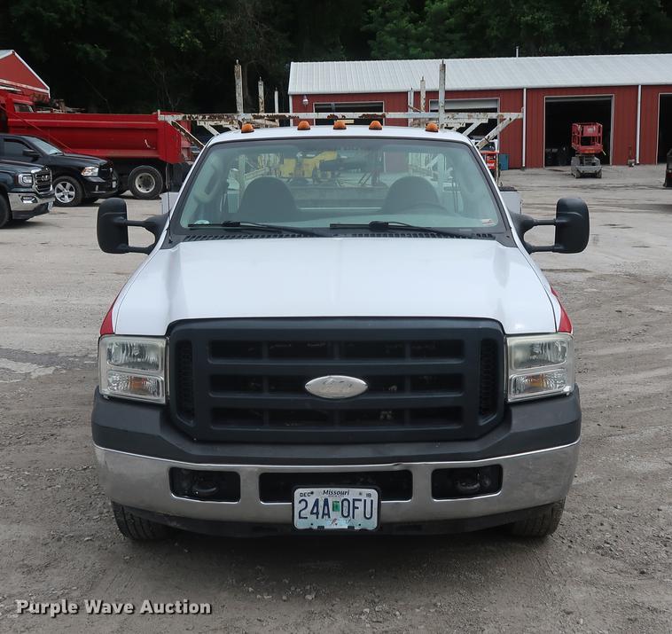 image for item EP9465 2007 Ford F350 Super Duty utility bed pickup truck