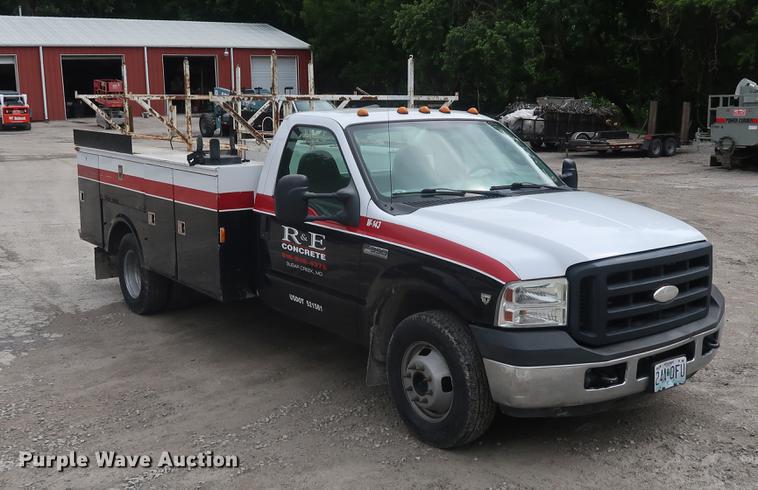 image for item EP9465 2007 Ford F350 Super Duty utility bed pickup truck