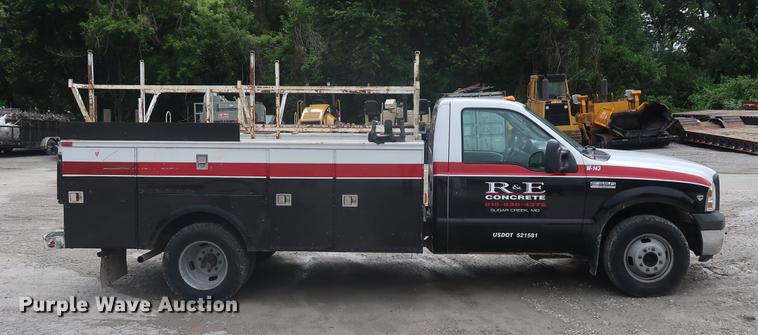 image for item EP9465 2007 Ford F350 Super Duty utility bed pickup truck