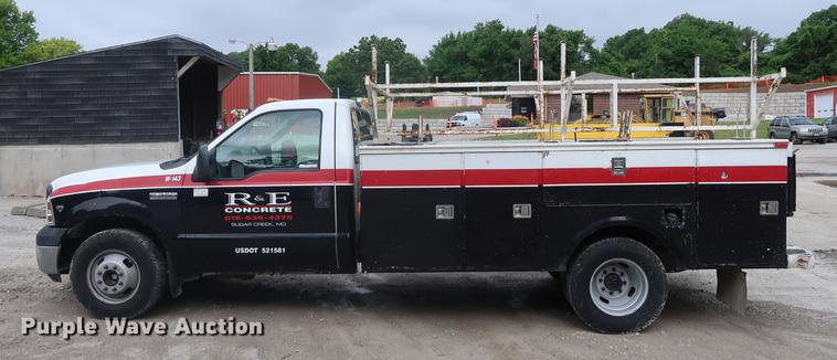 image for item EP9465 2007 Ford F350 Super Duty utility bed pickup truck