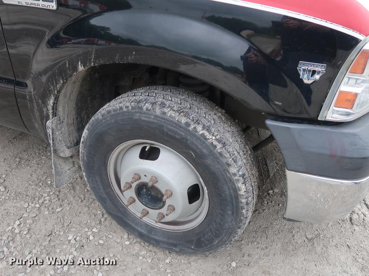 image for item EP9465 2007 Ford F350 Super Duty utility bed pickup truck