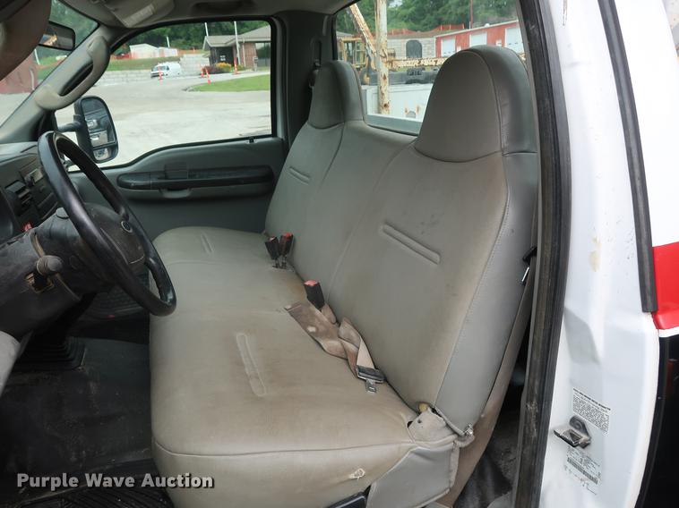 image for item EP9465 2007 Ford F350 Super Duty utility bed pickup truck