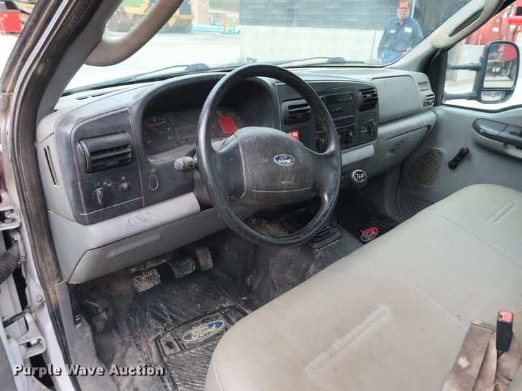 image for item EP9465 2007 Ford F350 Super Duty utility bed pickup truck