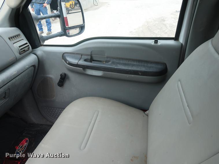 image for item EP9465 2007 Ford F350 Super Duty utility bed pickup truck