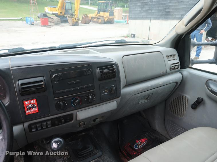 image for item EP9465 2007 Ford F350 Super Duty utility bed pickup truck