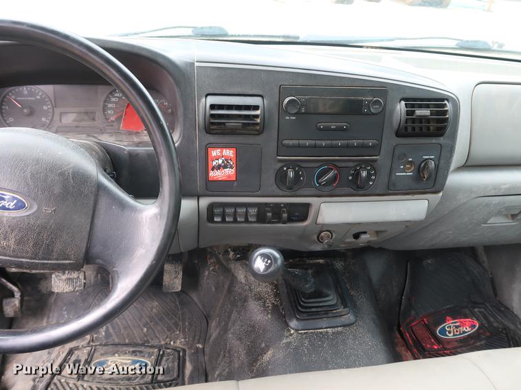 image for item EP9465 2007 Ford F350 Super Duty utility bed pickup truck