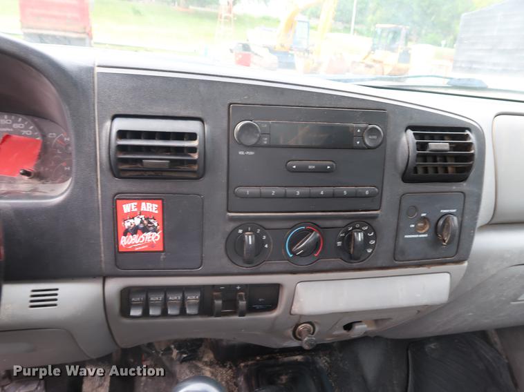 image for item EP9465 2007 Ford F350 Super Duty utility bed pickup truck